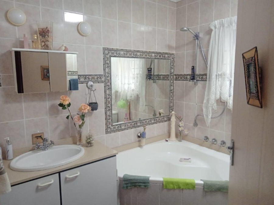 6 Bedroom Property for Sale in Paradise Beach Eastern Cape